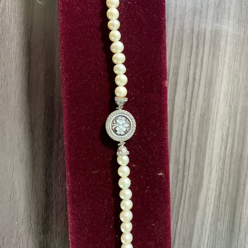 Cameo and pearl bracelet